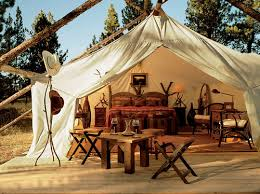 glamping-flashpacking-hostel-tent-table