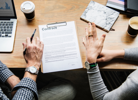 Agree on the management role from the start man and woman signing contract